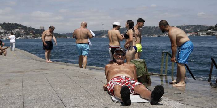 İstanbul'da sıcaklıktan bunalanlar boğaza akın etti