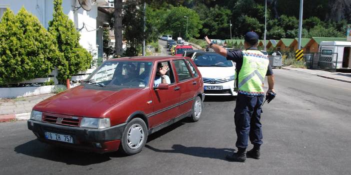 Belde tatilcilerle doldu! Araç girişleri durduruldu