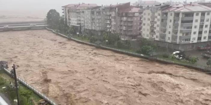 Rize yine sele teslim: Dereler taştı, yollar kapandı