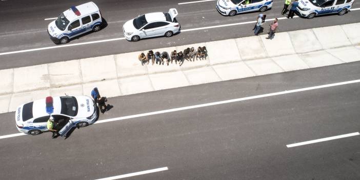 Konya'da durdurulan otomobilin içinden 8, bagajından da 2 kaçak göçmen çıktı