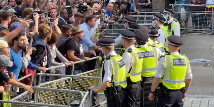 İngiltere'de aşı karşıtlarının protestosuna polis müdahalesi