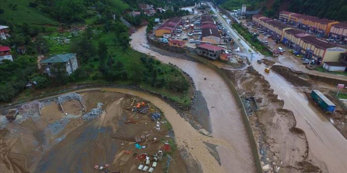 Sel bölgesini havadan inceleyen Bakan Pakdemirli salı günü için uyardı