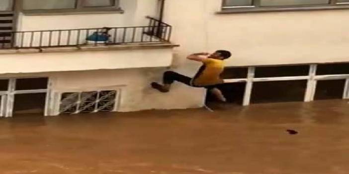 Artvin'deki selde mahsur kalan çiftin kurtarılma anları kamerada