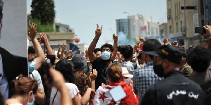 Tunus'ta 1 ay süreyle gece sokağa çıkma yasağı