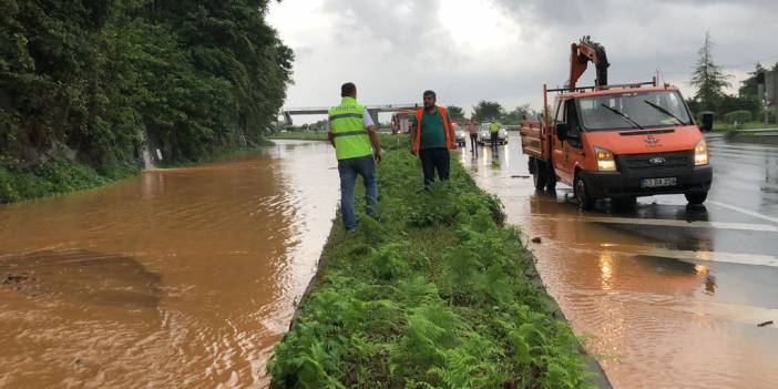 Rize'de beklenen yağış başladı; dereler taştı