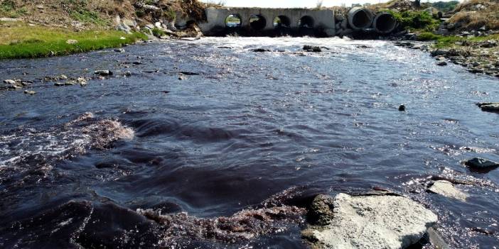 Çorlu deresi simsiyah akıyor: Endüstriyel atıklara teslim edildi
