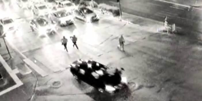 Alkollü sürücü polisi aracın kaputunda böyle sürükledi