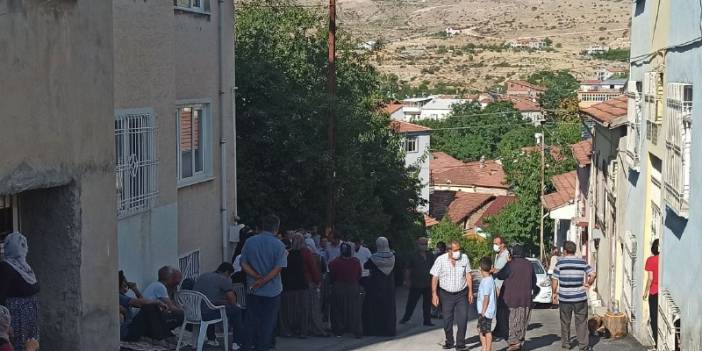 Telefonu açmayan eşini bıçaklayarak öldürdü