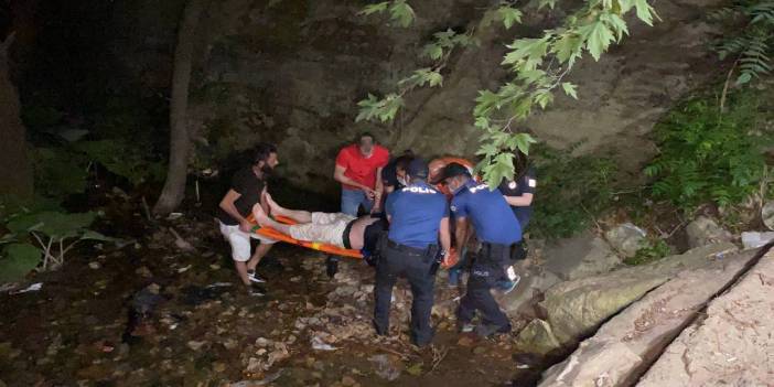 Arkadaşlarıyla otururken 4 metrelik yükseklikten dere yatağına düştü