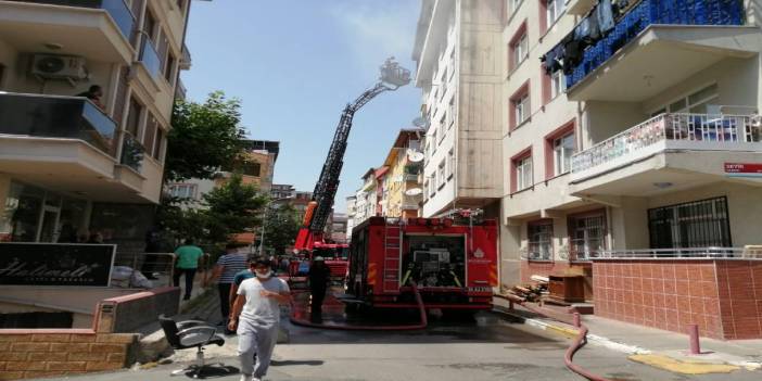 Pendik'te binanın çatı katında yangın