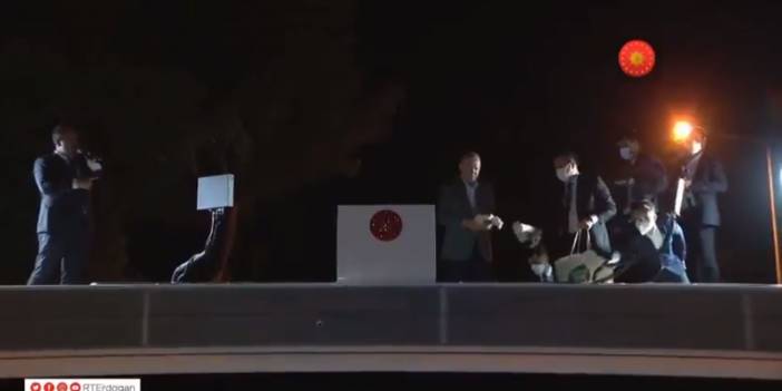 Erdoğan, Marmaris'te vatandaşa çay dağıttı