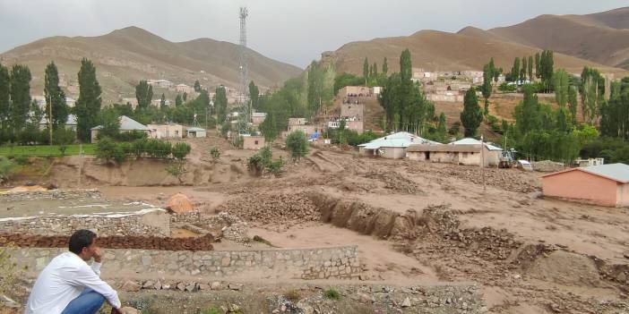 Başkale yine sele teslim: Evler hasar gördü, 900 hayvan öldü