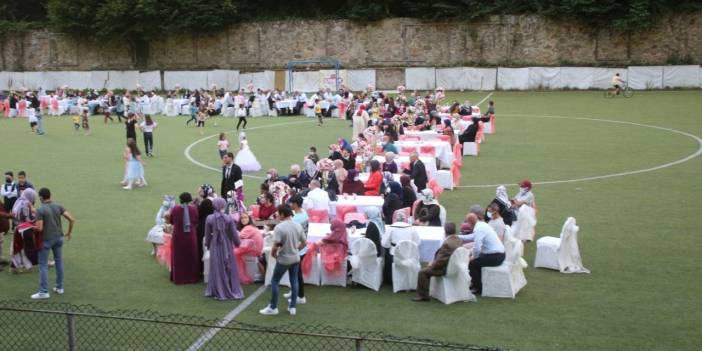 İkizdere'de salgın nedeniyle düğünü halı sahada yaptılar