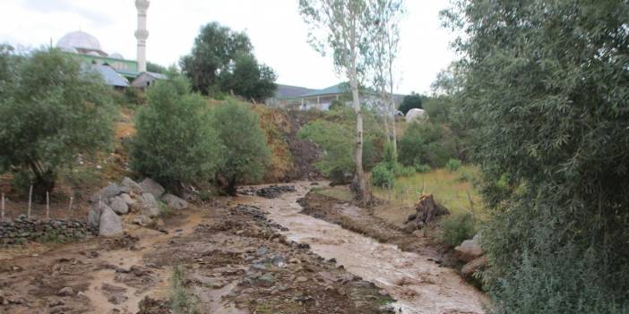 Kızını selden son anda kurtardı