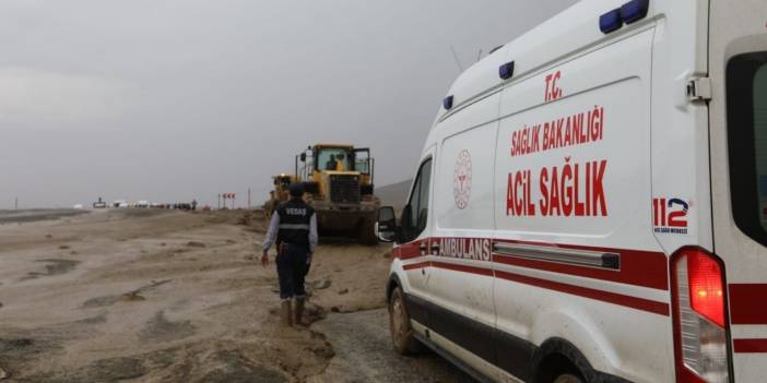 Van'da sel ve heyelan: Hakkari karayolu ulaşıma kapandı