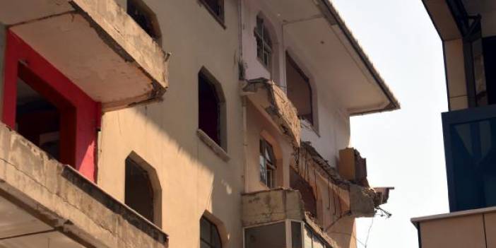 Avcılar'da boşaltılan binanın balkonu çöktü