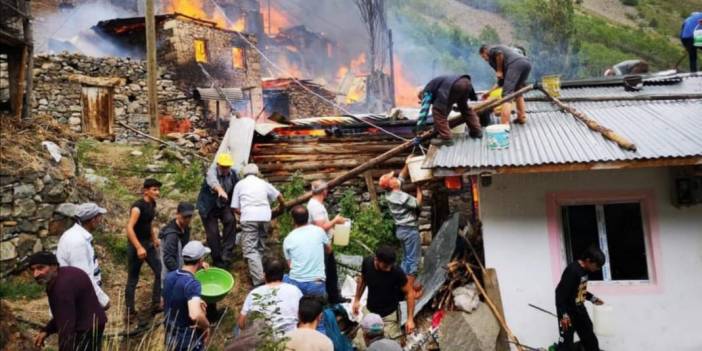 Artvin'de 10 ahşap ev yandı
