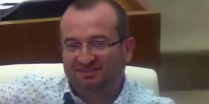 Muhittin Böcek devam eden yangınları anlatırken gülen AKP Sözcüsü tepki çekti