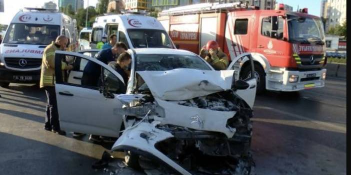 Ataşehir'de otomobil durakta bekleyen İETT otobüsüne çarptı