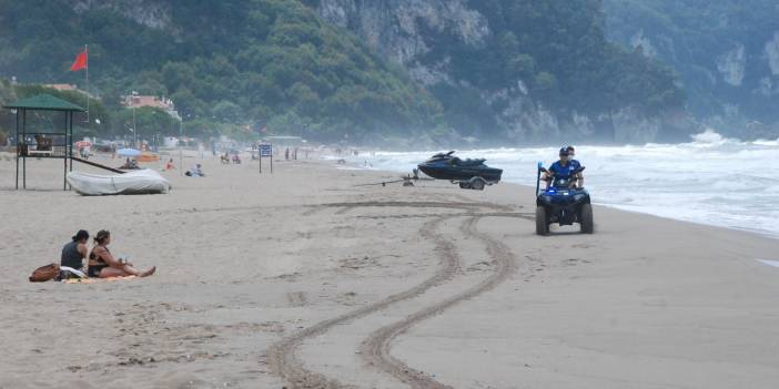Bartın'da dalgalara kapılan 2 kişiyi cankurtaranlar kurtardı