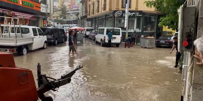 Bayburt'ta sağanak: Yollar göle döndü