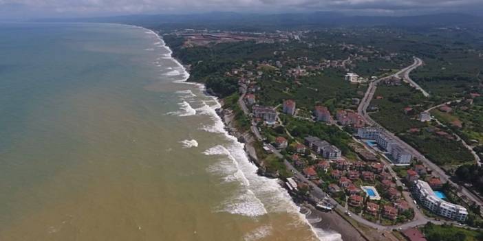 Düzce'de denizin bir kısmı kahverengiye boyandı