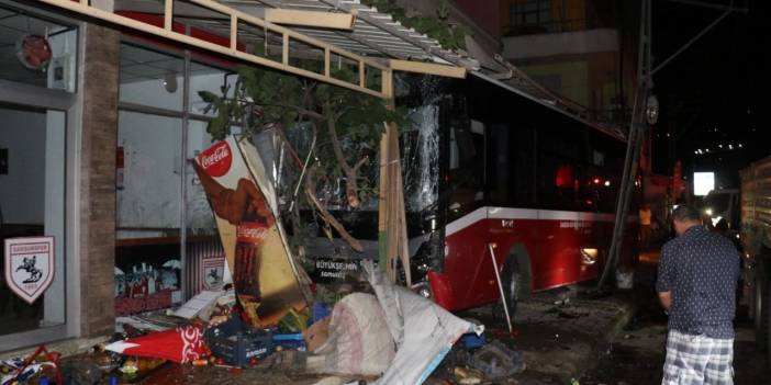 Kamyonetle çarpışan otobüs markete girdi: 8 yaralı
