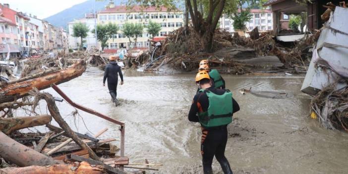 Birbirlerini selde kaybeden aile botlarla kurtarıldı