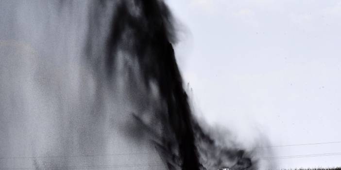 Şanlıurfa'da boru hattı delindi, ham petrol metrelerce fışkırdı