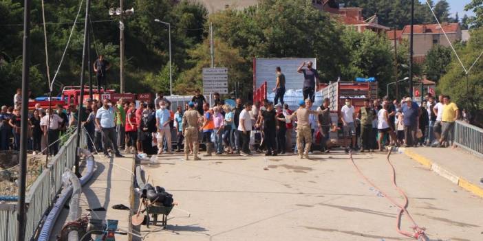 Hasarlı köprüde 200 metrelik insan zinciri