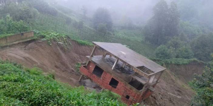 Rize'de 'oturulamaz' raporlu ev heyelanda 30 metre kaydı