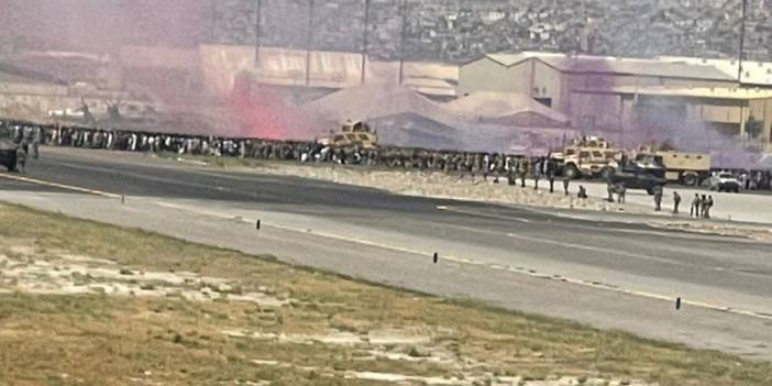 Türk yolcular Kabil Havalimanı'nda yaşanan kaosu görüntüledi