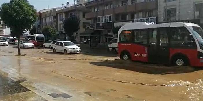 Düzce'de boru patladı: Cadde ve sokaklar göle döndü