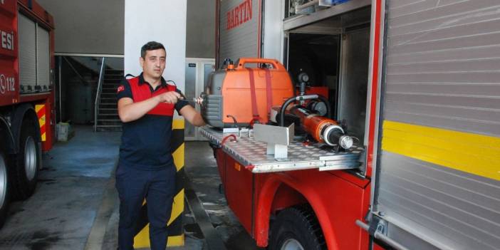 İtfaiye personeli: Ablası üşüdüğü kardeşine sarılmış