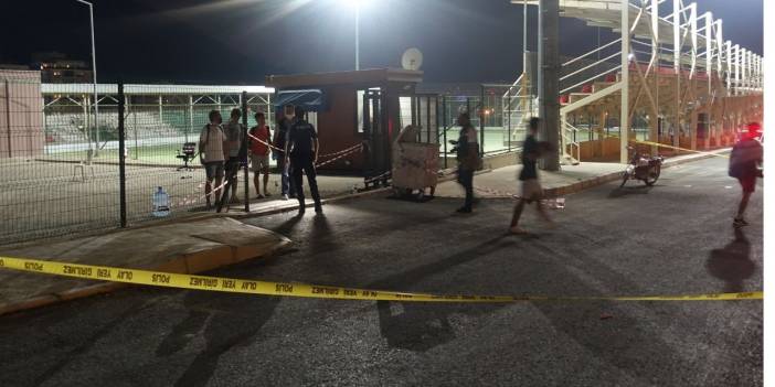 Halı sahada polislere ateş açtılar