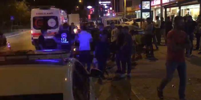 Otomobil yayalara ve park halindeki araçlara çarptı