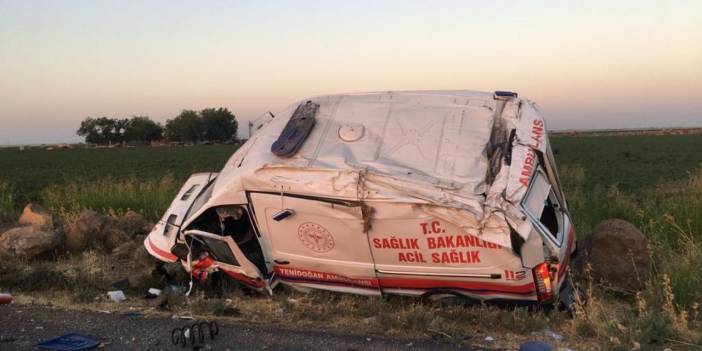 Şanlıurfa’da ambulans şarampole yuvarlandı: yeni doğan bebek yaşamını yitirdi