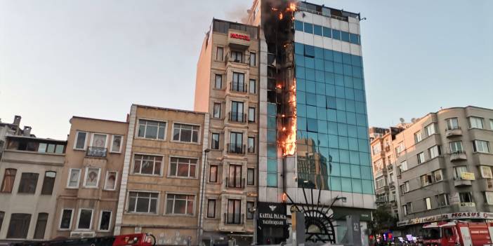 Taksim'de korkutan yangın