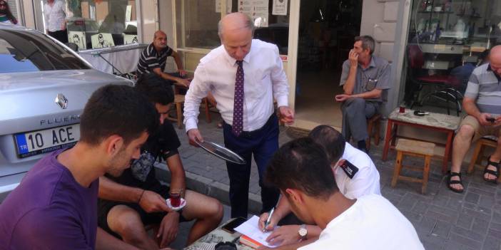 Yıllardır takım elbiseyle çay servisi yapıyor