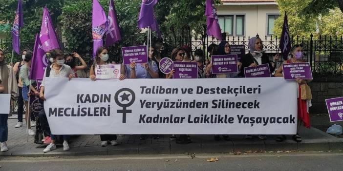 Kadınlardan Afganistan Konsolosluğu'na mor çelenk