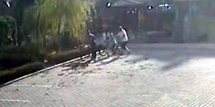 Salça için çocukları dövdü