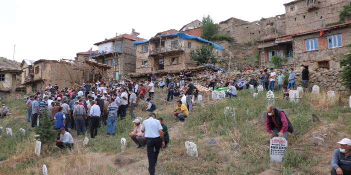 Evlerinde ölü bulunan çift ve 2 yaşındaki oğulları toprağa verildi