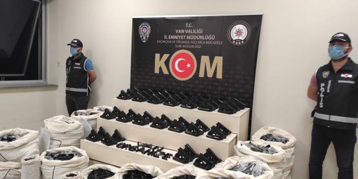 Polisin yaptığı baskında 1300 tabanca ele geçirildi