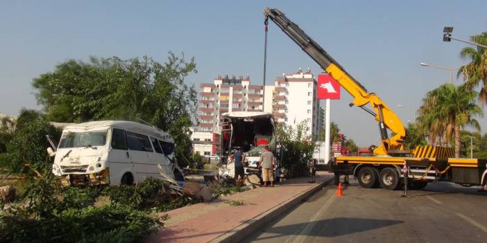 Mersin'de yolcu otobüsü devrildi: 33 yaralı