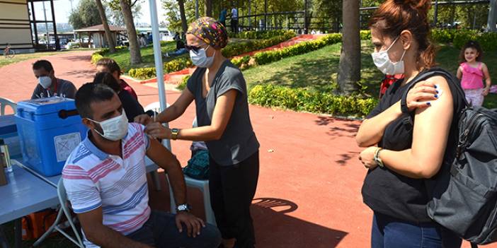 Avcılar sahilde aşı çadırı kuruldu