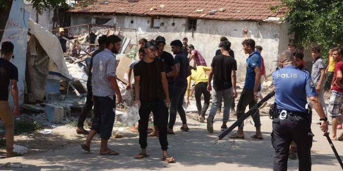 Kokudan mahalle karıştı... Polis biber gazı sıktı