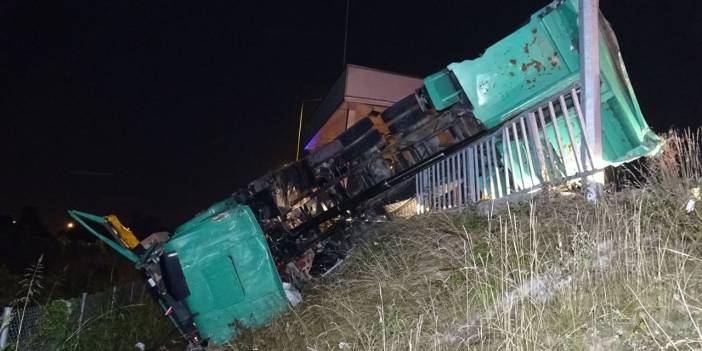 Damperini açık unuttuğu kamyon şarampole devrildi