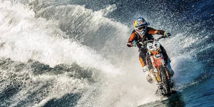 İstanbul Boğazı'nda bir ilk: Denizin üzerinden motosikletle geçti