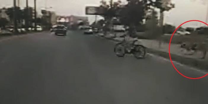 Köpeklerin kovaladığı çocuk kendini yola atınca... üzücü anlar kamerada