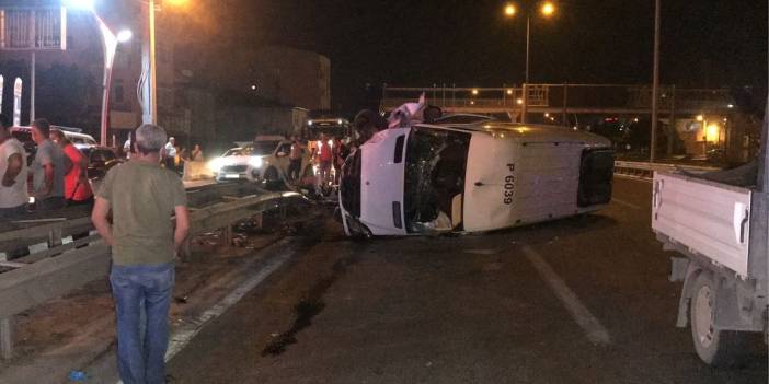 Servis minibüsü bariyere çarparak yan yattı: 7 yaralı